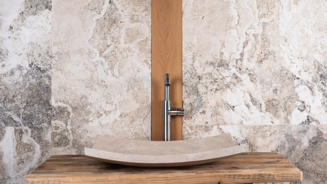 Lavabo minimale da appoggio in travertino Foglio