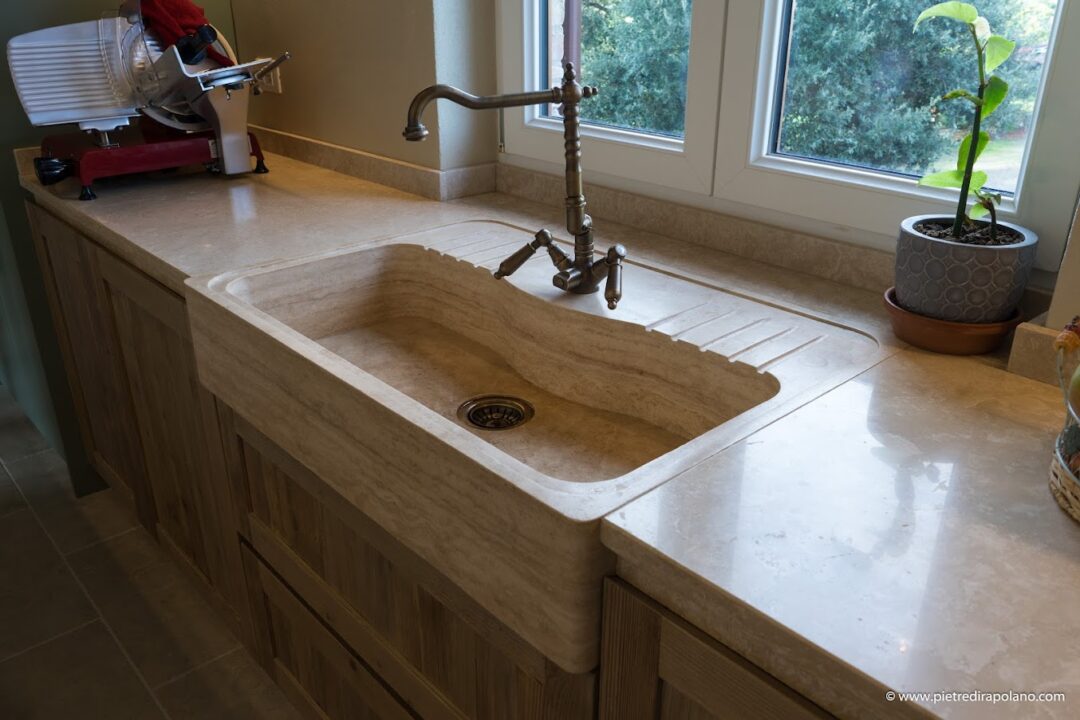 Acquaio aus Travertin