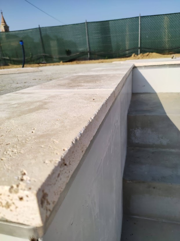 Bordo piscina in travertino light blend pdr