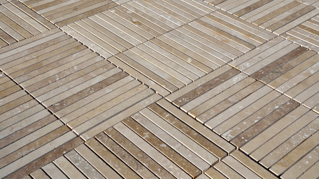 Barre di pietra montate su rete