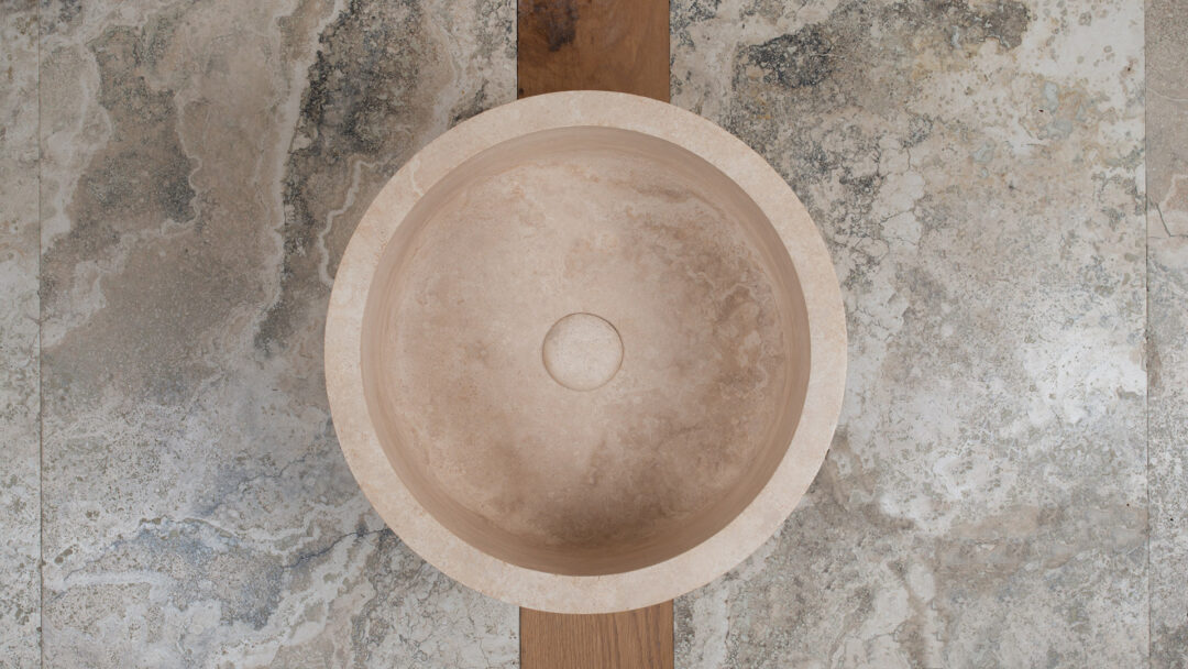 Lavabo freestanding in travertino Colonna vista dall'alto