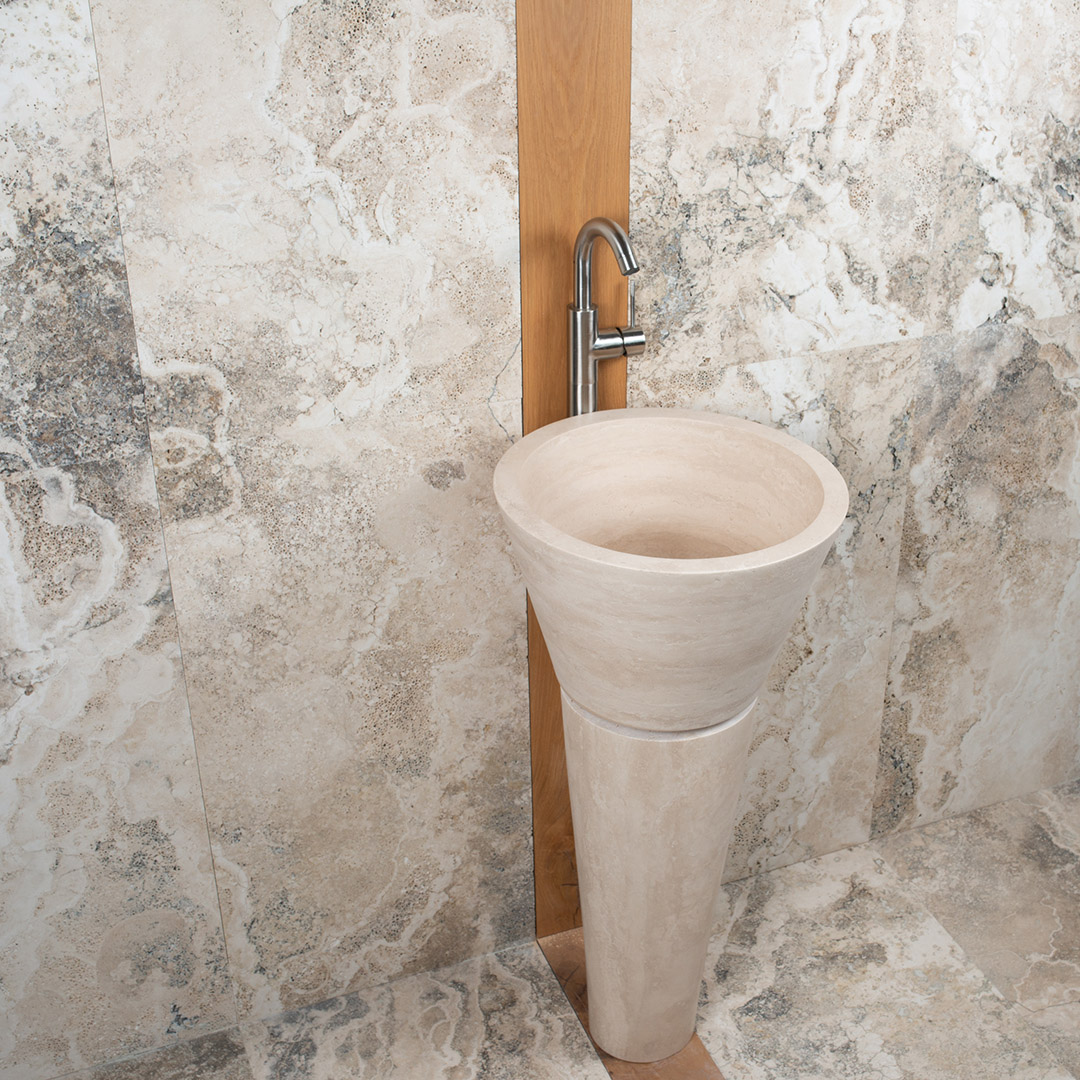 Lavandino a colonna in travertino di forma conica