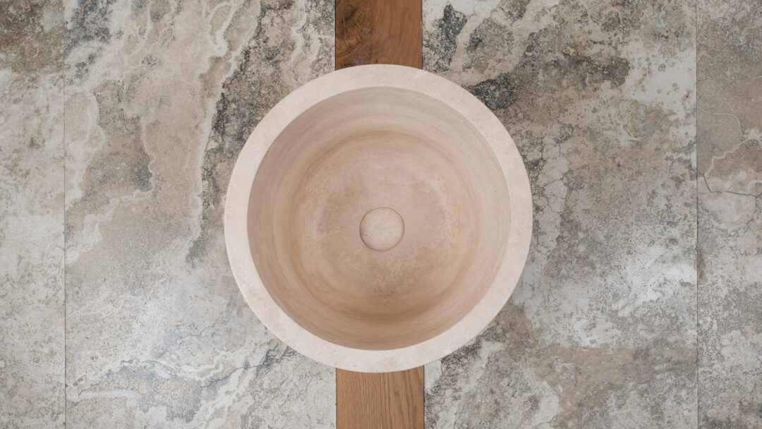 Lavabo a colonna in travertino Cono CH vista dall'alto