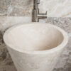 Cono lavandino in travertino scavato a colonna