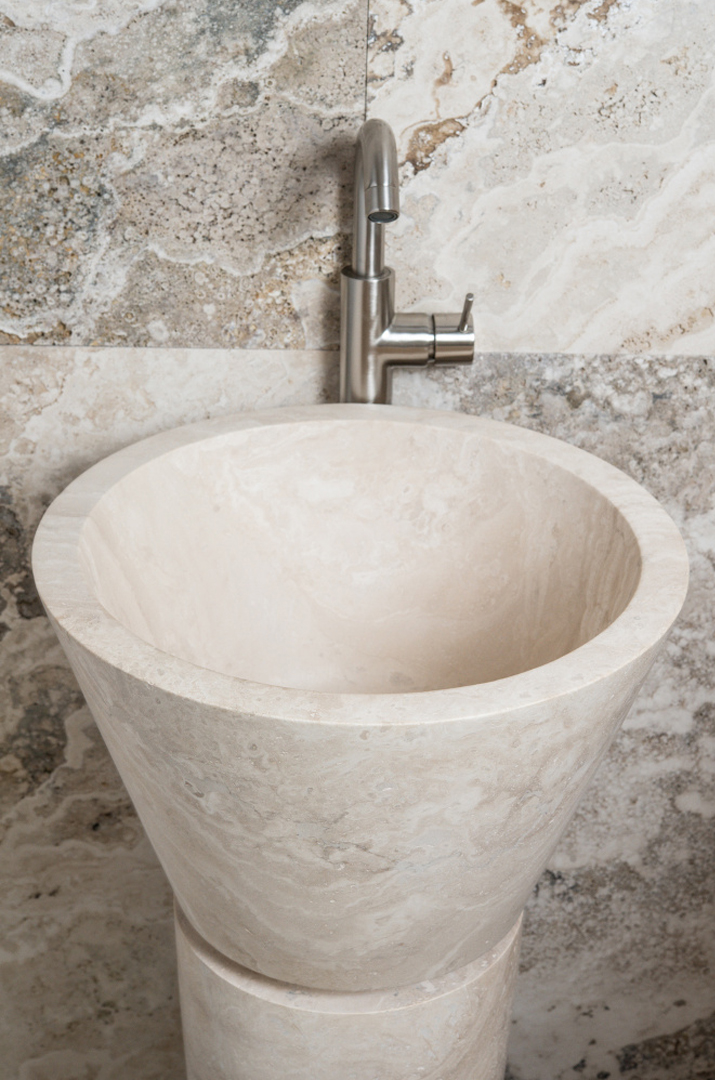 Cono lavandino in travertino scavato a colonna
