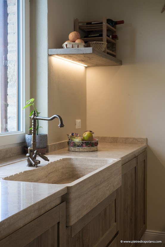 Küche mit Travertin-Spülbecken Acquaio