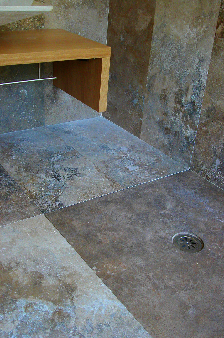 Boden- und Wandbelag im Badezimmer aus Pietra di Rapolano