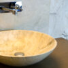 Lavabo e rivestimento in travertino Venato Chiaro