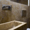Lavabo e mattonelle in travertino Becagli scuro