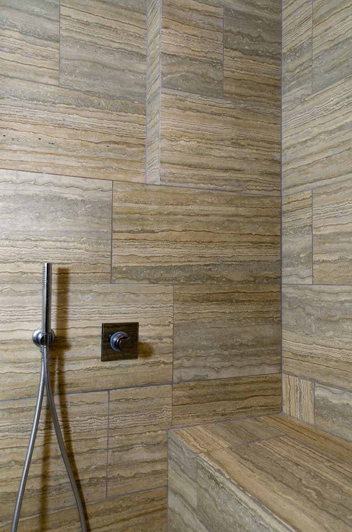Rivestimento doccia in marmo travertino silver