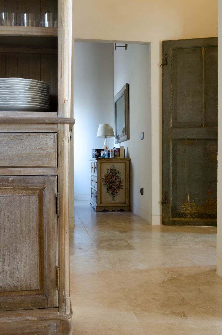 Fliesen für Wohnzimmer aus Travertin