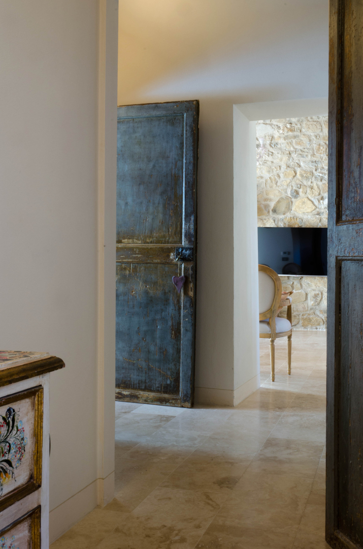 Wohnung mit Bodenfliesen aus Travertin