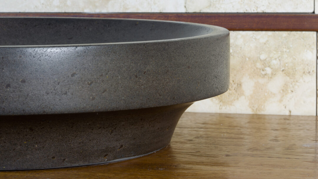 Particolare lavabo in basalto nero