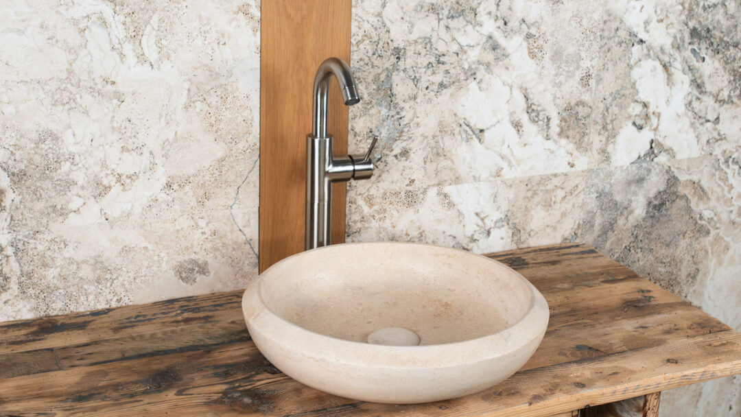 Lavabo in travertino piccolo Essential CH ambiente
