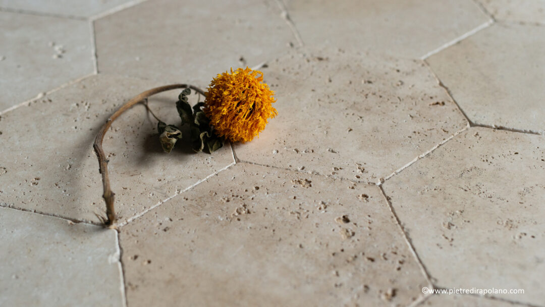 Esagono in travertino light blend