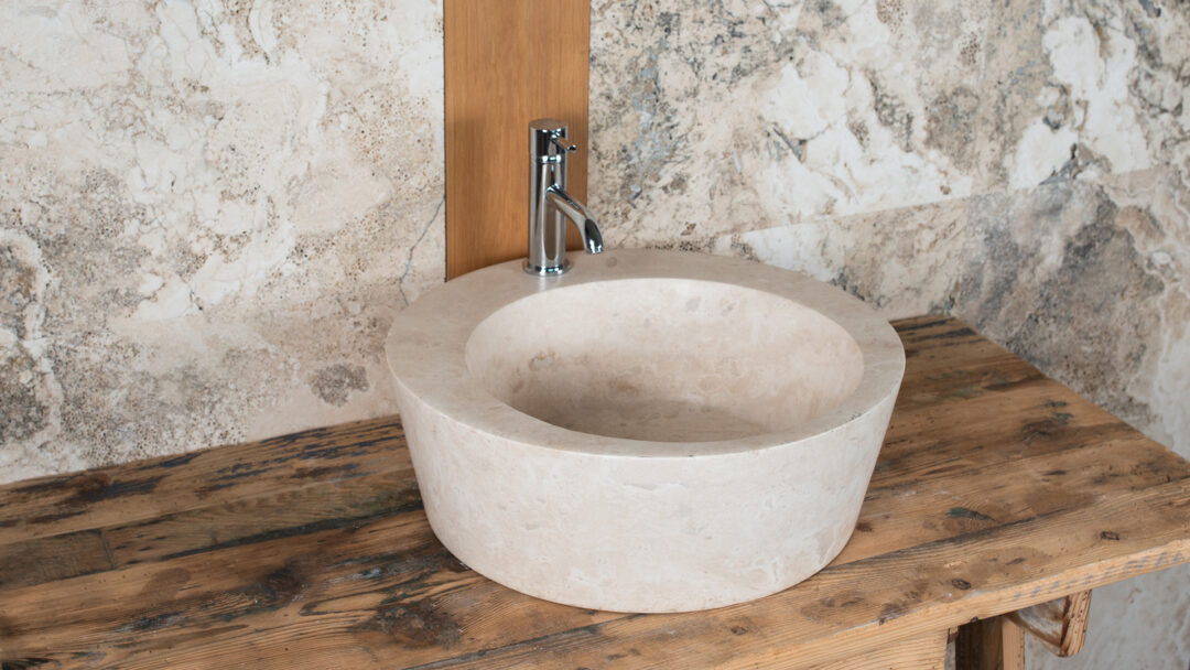 Fonte in light travertine