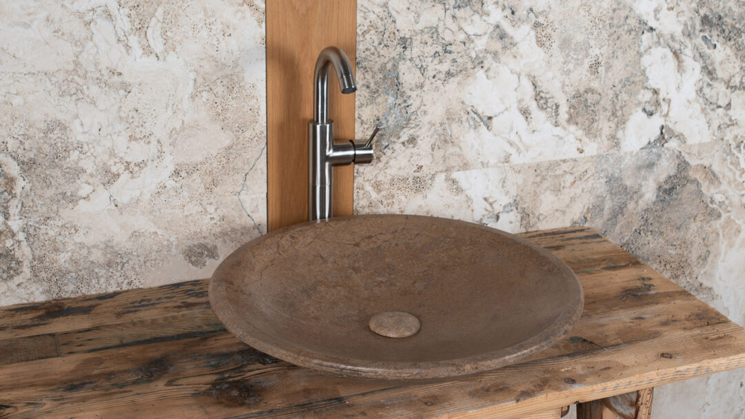 Lavabo da appoggio in travertino scuro Fonterutoli SC