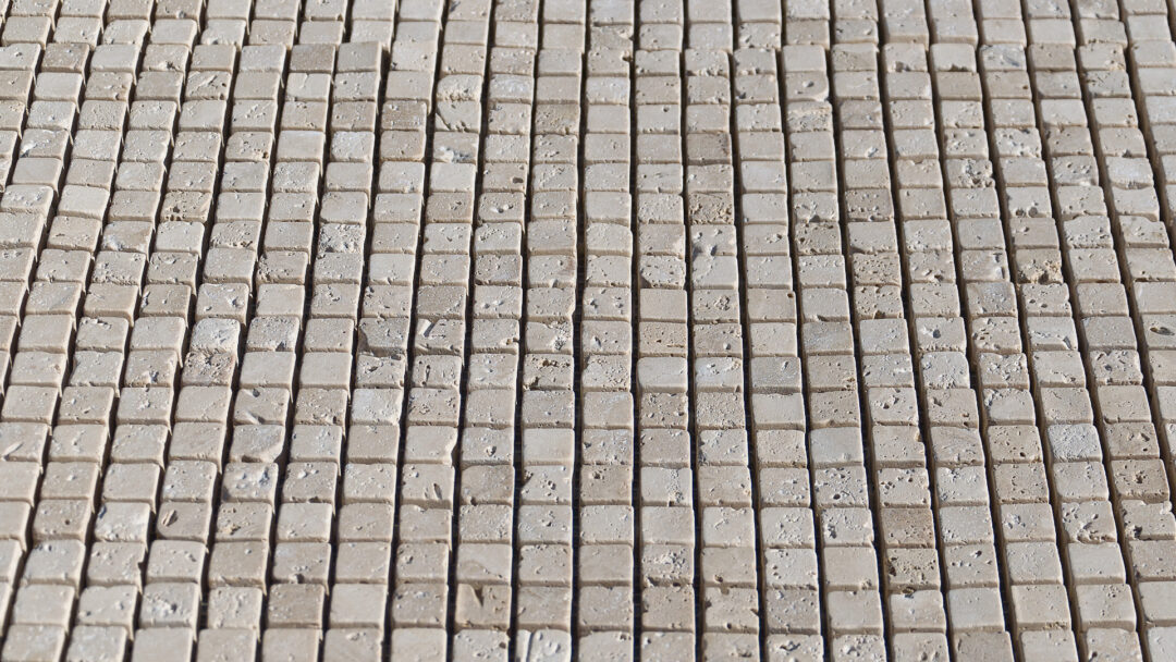 Baden im Mosaik mit hellem Travertinstein