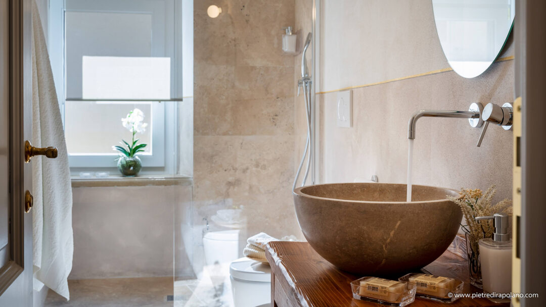 lavabo in travertino scuro bagno