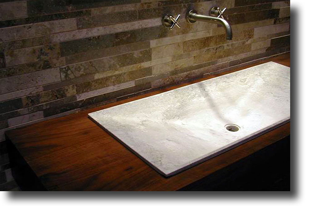 Badezimmermöbel aus Nussbaumholz und Travertin - Komposition Greve