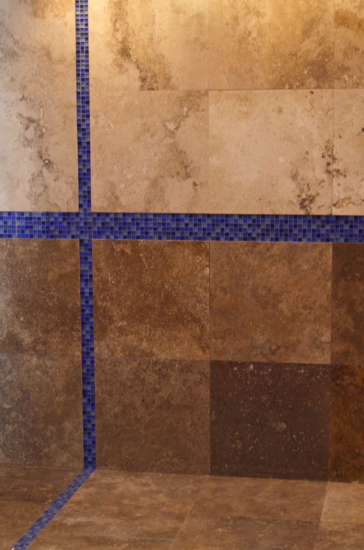 Travertino Becagli Scuro con mosaico in vetro colorato