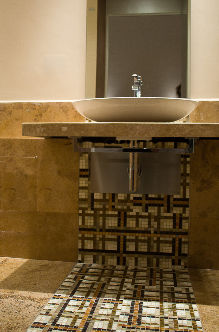 Hotel con rivestimenti bagno in travertino scuro