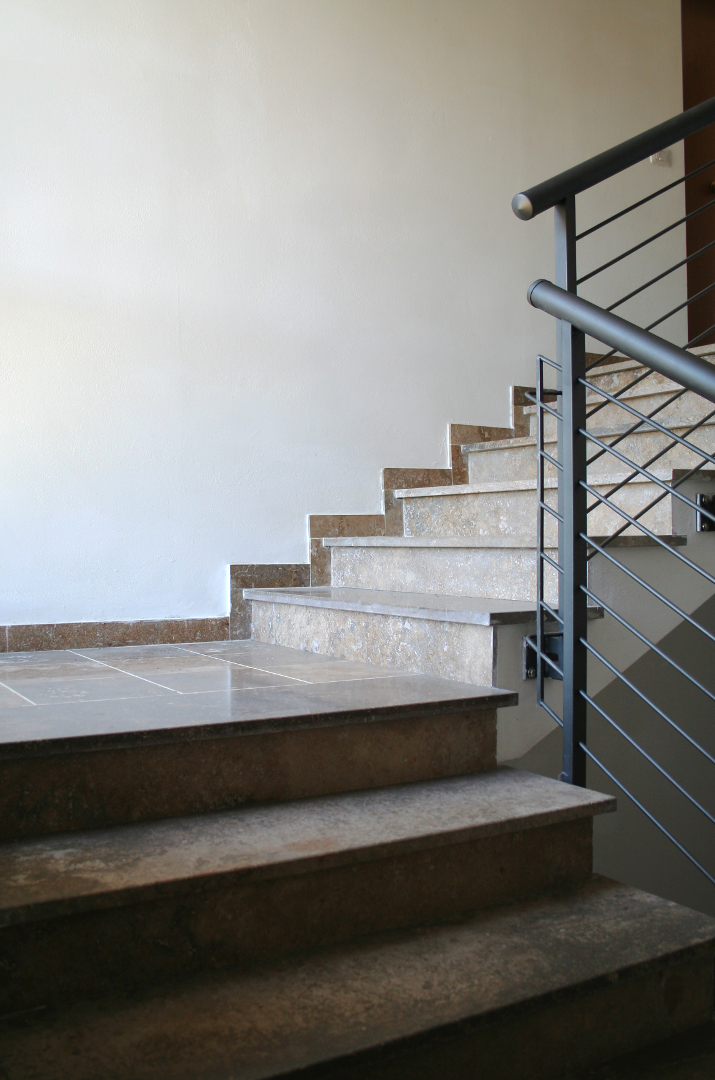 Scala in travertino color noce Becagli Scuro