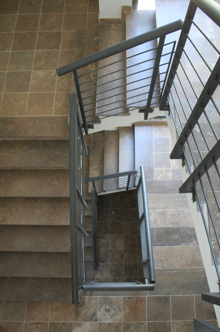 Pedate in travertino color noce Becagli Scuro