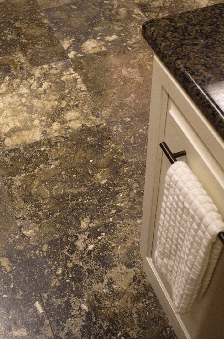 Küchenboden aus Travertin Venato Scuro (PDR008)