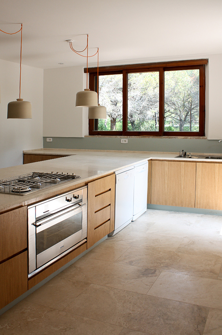 Pavimento cucina realizzato con travertino in falda Venato Chiaro (PDR032)