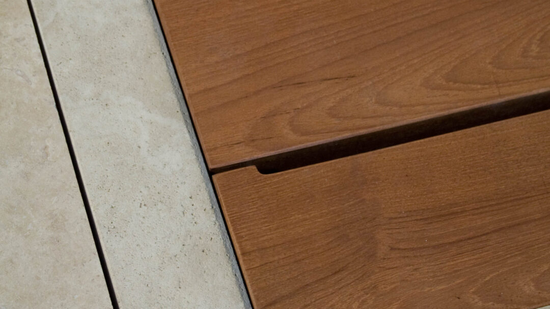 Dettaglio Piatto doccia in legno e travertino