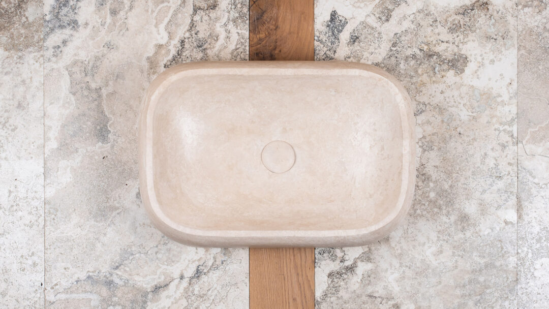 Lavandino "bombato" in travertino chiaro "Concept CH"