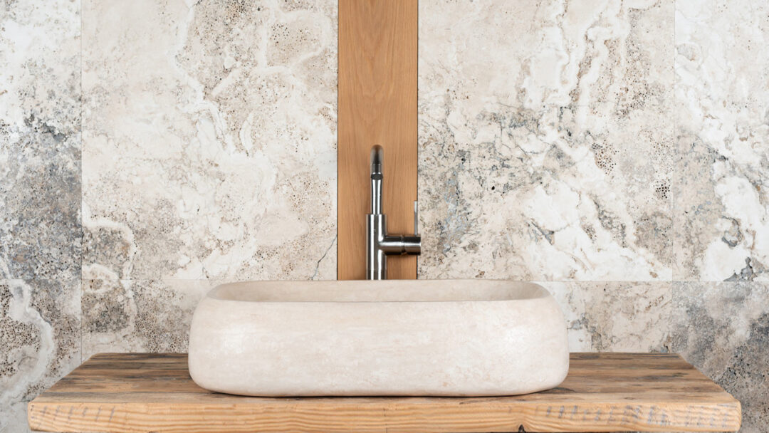 Lavandino "bombato" in travertino chiaro "Concept CH"