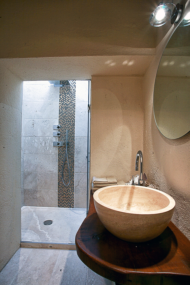 Bagno in travertino con lavabo modello Fiano