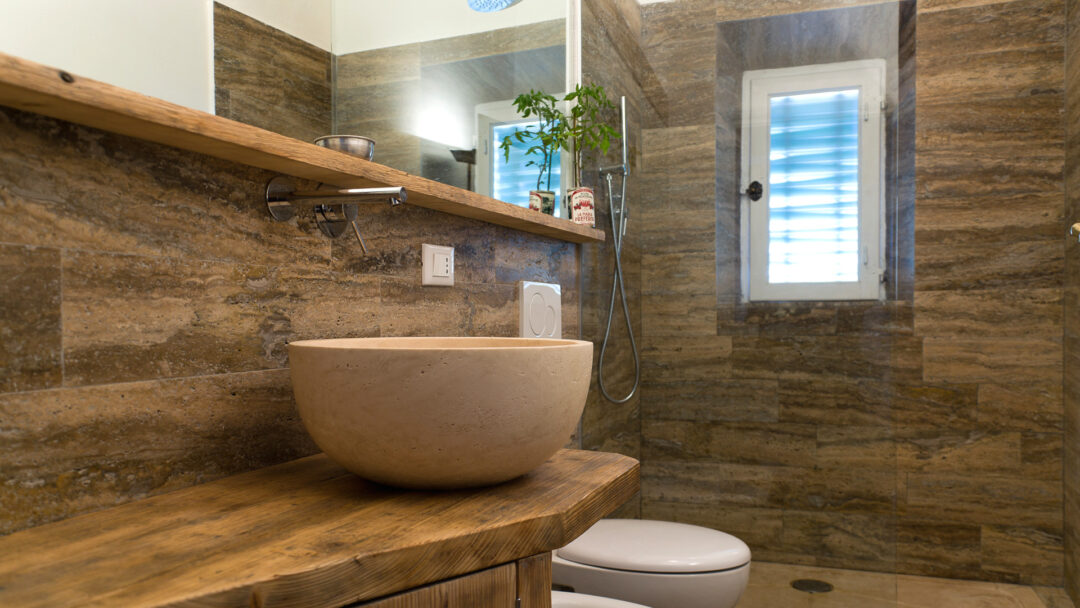 Lavabo in travertino chiaro di pietre di rapolano