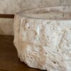 Particolare del lavabo scalpellato Roccia