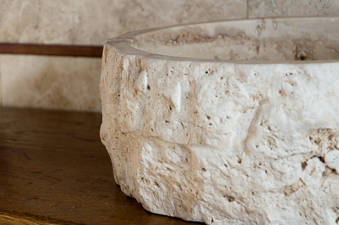 Particolare del lavabo scalpellato Roccia