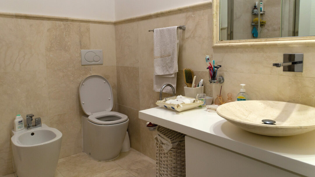 Waschbecken aus hellem Rapolano-Stein, elegant