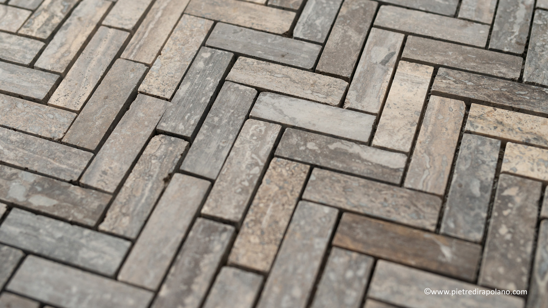 Mosaico in travertino “Spina Piccola Zebra black ” Stuccato levigato