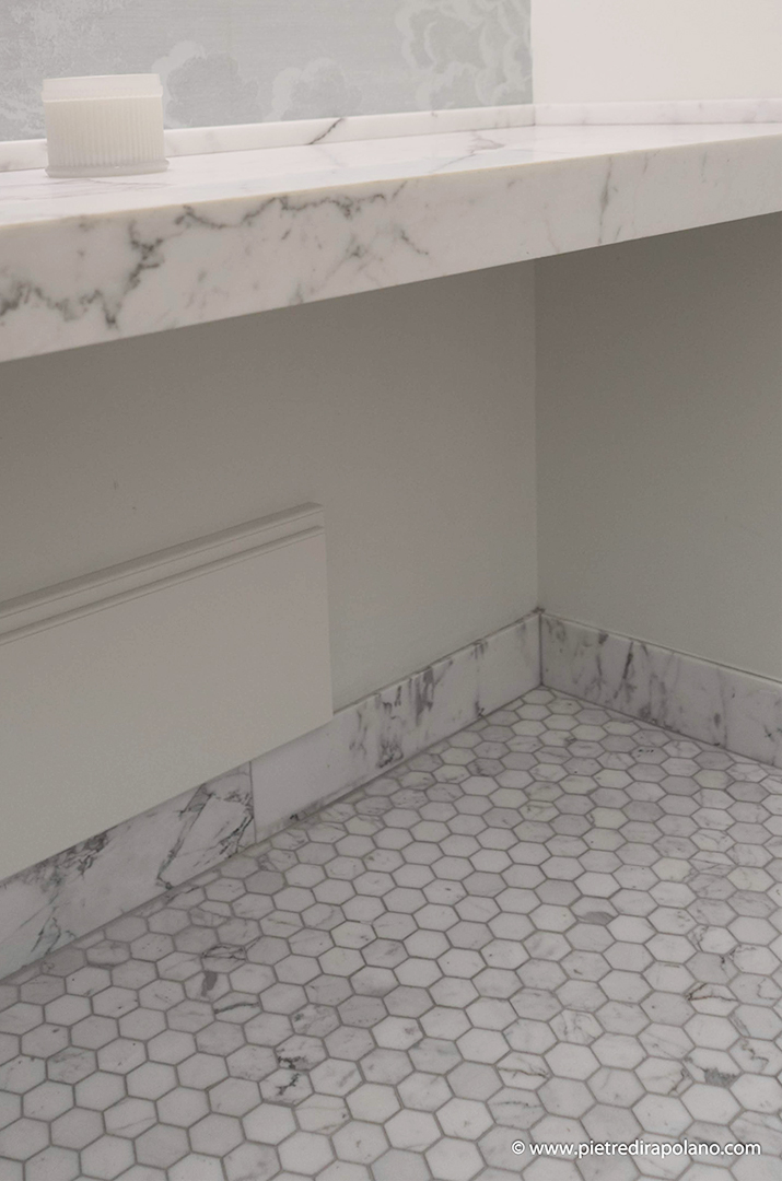 Mosaico in marmo bianco esagono