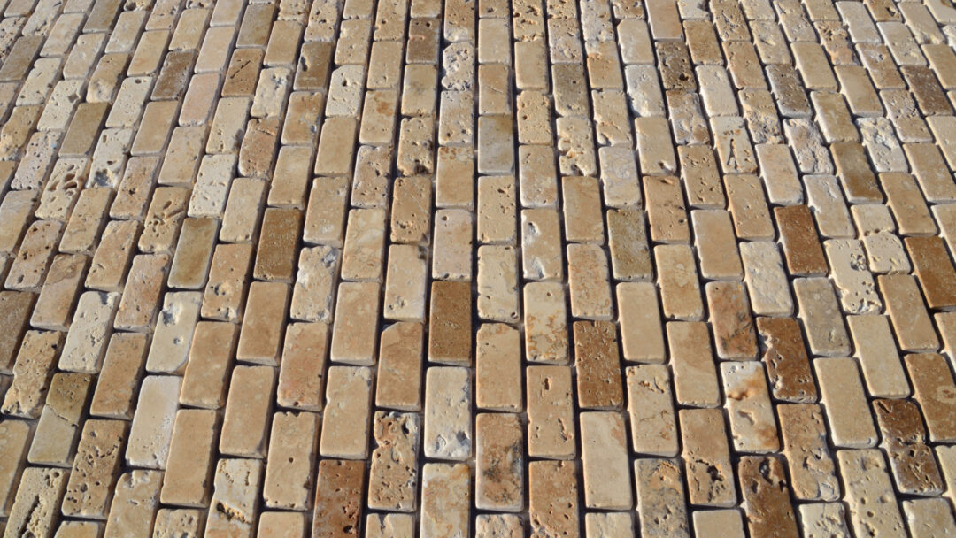 Mosaico in travertino rustico