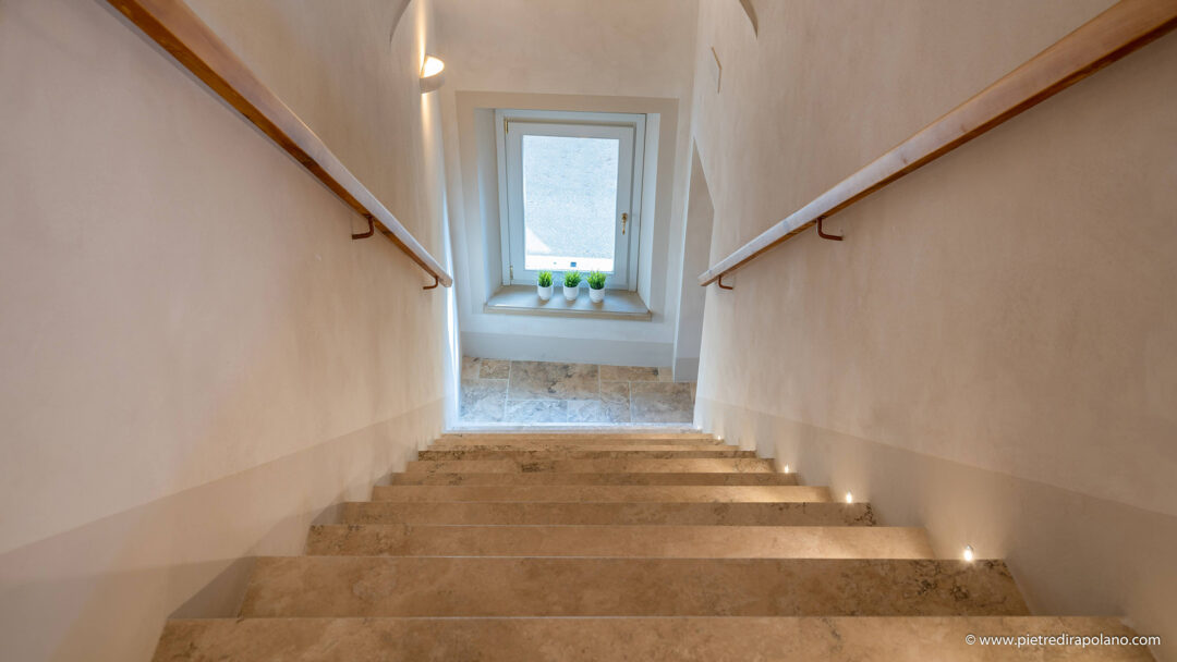 Light Earth Rapolano travertine stairs