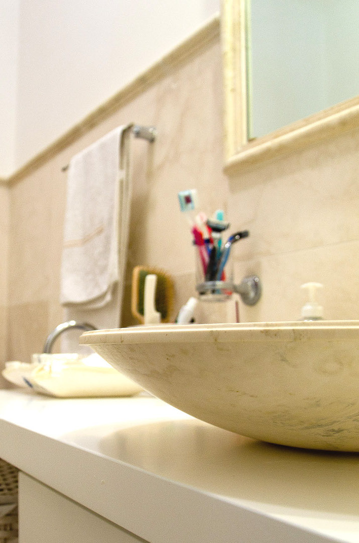 Detail des Waschbeckens aus hellem Rapolano-Stein