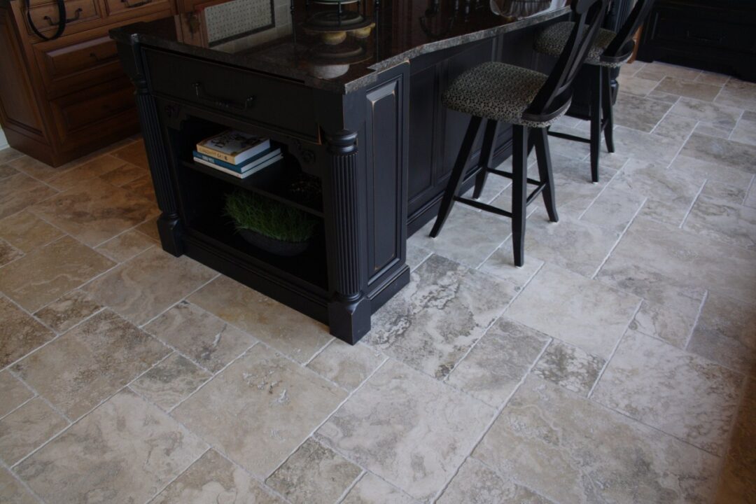 Living room floor in Light Earth travertine (PDR013)