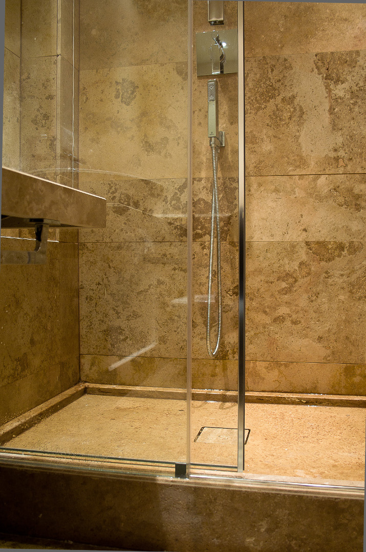 Rivestimento e piatto doccia in travertino Leather Brown