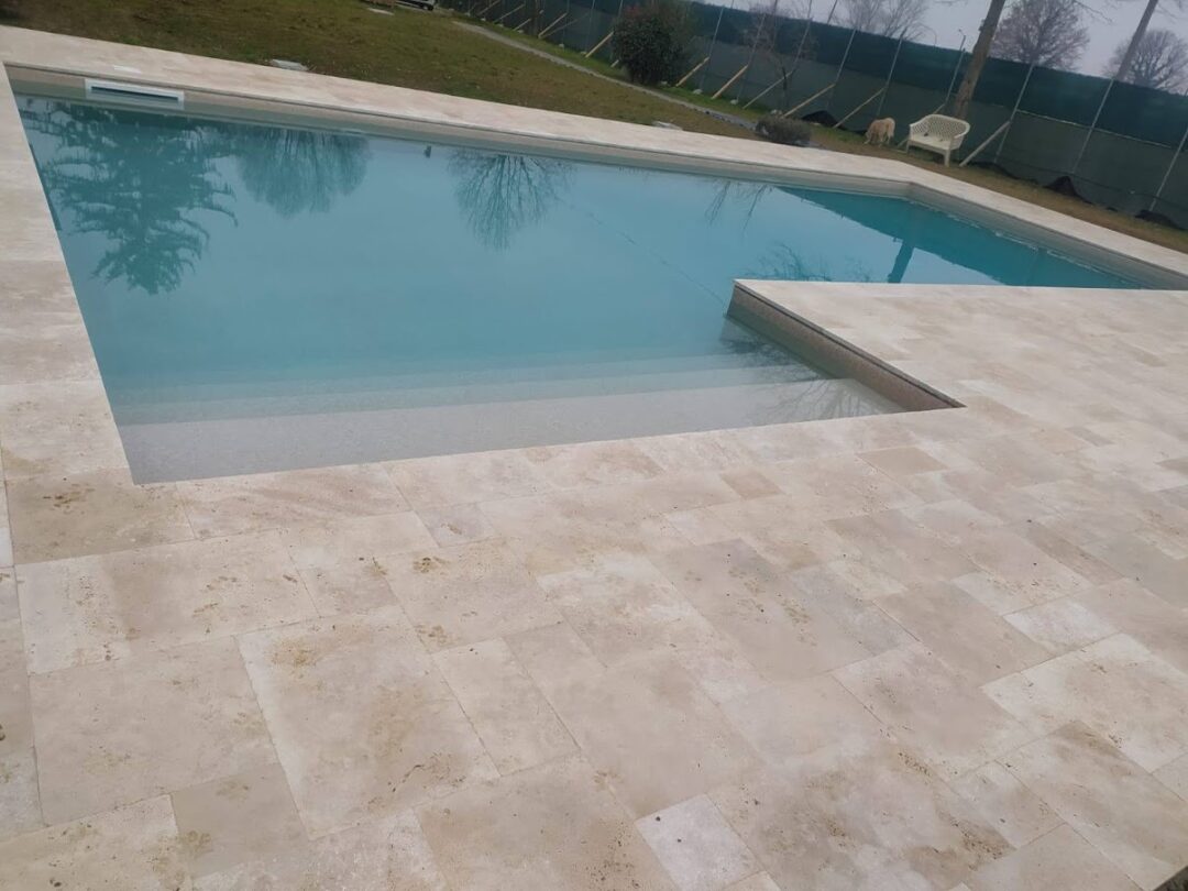 Piscina in travertino light blend pdr