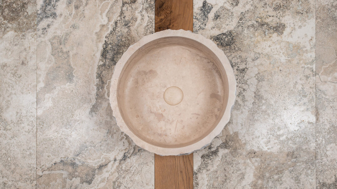 Vista interna del lavabo Roccia