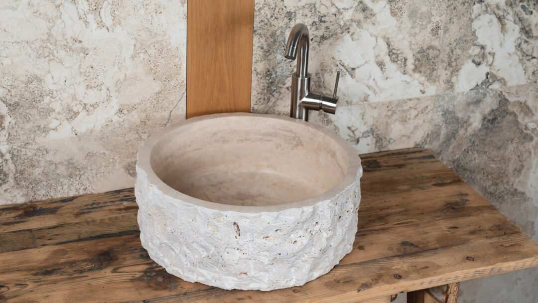 Piccolo lavabo da appoggio in travertino chiaro - Roccia