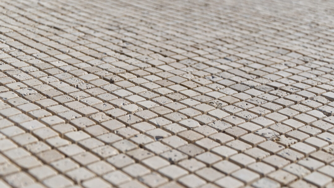 Gestalten Sie Ihre Küche mit klassischem antikem Travertinmosaik