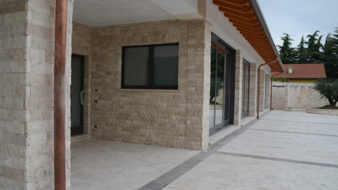 Rivestimento esterno con travertinco chiaro a spacco